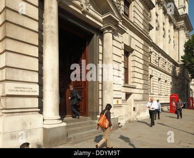 La HM Revenue & Customs Office e il Dipartimento per la cultura Media & Sport, Whitehall, Londra. Foto Stock