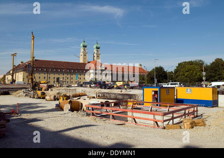 Piattaforma di perforazione, a sinistra in azione a Luise Kiesselbach Platz durante la costruzione di un tunnel, San Giuseppe Casa di Riposo per anziani a Foto Stock