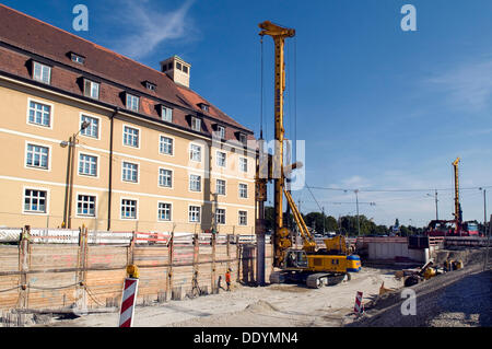 Impianto di perforazione in azione a Luise Kiesselbach Platz durante la costruzione di un tunnel, San Giuseppe Casa di Riposo per anziani nella parte posteriore Foto Stock