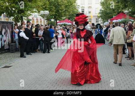 La donna in un rosso e il costume nero con una maschera di prendere parte all'artista della processione, fiera veneziano, Ludwigsburg Foto Stock