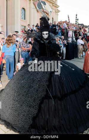 La donna in un sontuoso costume nero con un cappello e una maschera di argento, fiera veneziano, Ludwigsburg, Baden-Wuerttemberg Foto Stock