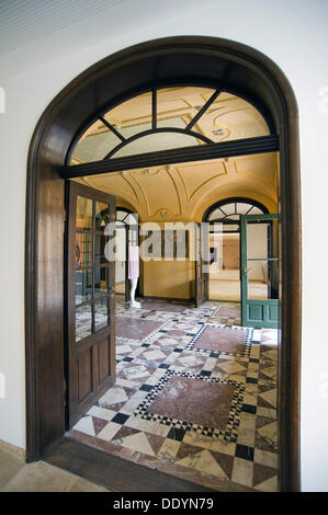 Entrata al vecchio Lenbachhaus dall'atrio del nuovo edificio, Galleria di Stato Lenbachhaus Monaco di Baviera, dopo la totale Foto Stock