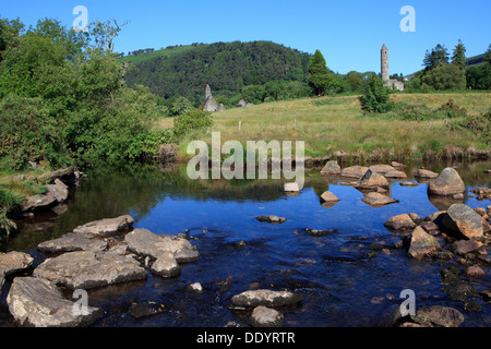 San Kevin la Chiesa Cattedrale e la torre rotonda a Glendalough (Contea di Wicklow, Irlanda Foto Stock