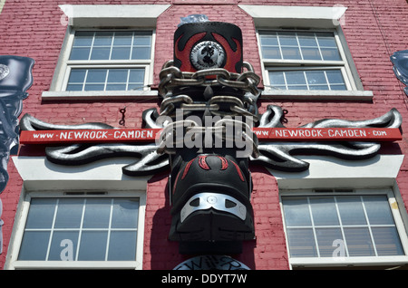 Nuovo Rock Store negozio di scarpe di Camden Town, Londra, Regno Unito. Foto Stock