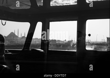 A bordo di una crociera sul Bosforo fiume in Istanbul Turchia con la Moschea Süleymaniye Foto Stock