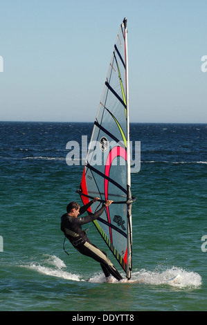 Un Windsurf Windsurf presso l'Oceano Atlantico settentrionale in Portogallo Foto Stock