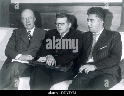Sergei Prokofiev, Dmitri Šostakovič e Aram Khachaturian, compositori russi, 1945. Artista: sconosciuto Foto Stock