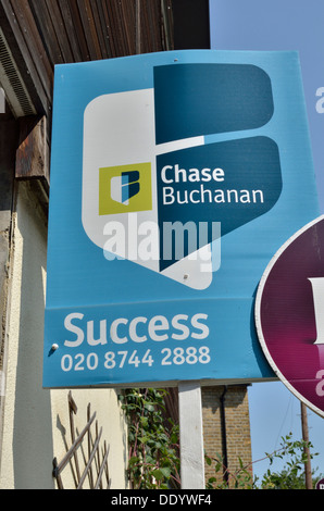 Chase Buchanan - Agente immobiliare board contenente la parola 'success', Isleworth, Londra, Regno Unito. Foto Stock