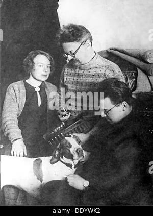 Leon Trotsky e la sua famiglia, Alma Ata, URSS, 1928. Artista: Anon Foto Stock