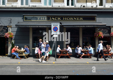 Il Jack Horner pub di Tottenham Court Road, Londra, Regno Unito. Foto Stock