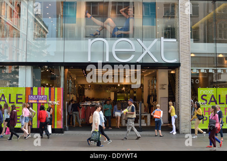 Il prossimo negozio di moda in Oxford Street, Londra, Regno Unito. Foto Stock