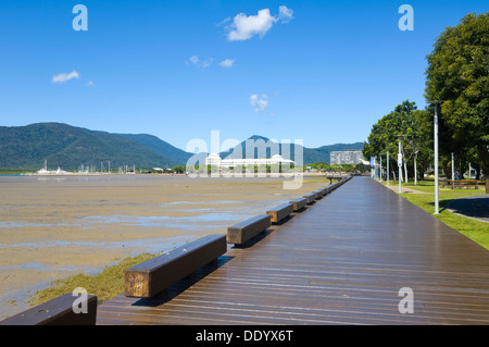 La passerella sulla spianata, Trinity Bay, Cairns, Queensland, Australia Foto Stock