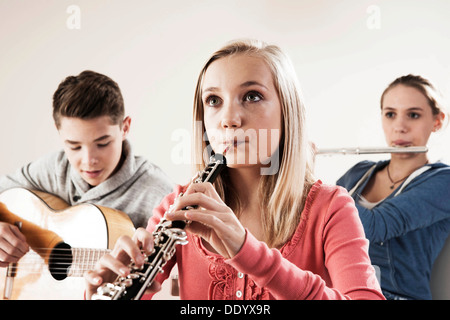 Gli adolescenti a fare musica insieme Foto Stock