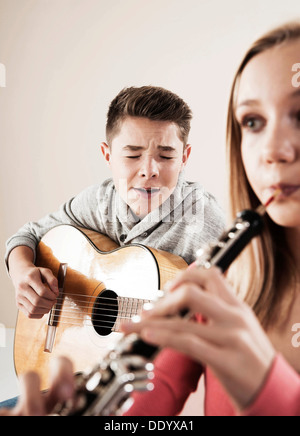 Gli adolescenti a fare musica insieme Foto Stock