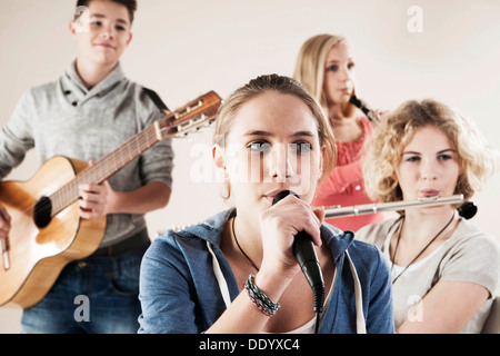 Gli adolescenti a fare musica insieme Foto Stock