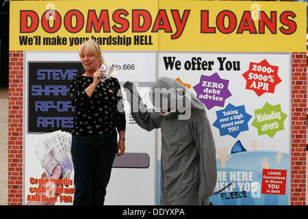 Bournemouth, Regno Unito il 9 settembre 2013. Un 'pop up doomsday payday loan shop' è impostato a Bournemouth Square a coincidere con le ultime unite figure sulla quantità di persone sono il ricorso al prestito per ottenere attraverso il mese; secondo come riferito ha un nuovo sondaggio rivela la quantità di denaro che premuto duro unire gli Stati membri devono prendere in prestito ogni mese per far quadrare il bilancio è triplicato dal 2012 a £660. Foto Stock