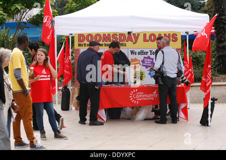 Bournemouth, Regno Unito il 9 settembre 2013. Un 'pop up doomsday payday loan shop' è impostato a Bournemouth Square a coincidere con le ultime unite figure sulla quantità di persone sono il ricorso al prestito per ottenere attraverso il mese; secondo come riferito ha un nuovo sondaggio rivela la quantità di denaro che premuto duro unire gli Stati membri devono prendere in prestito ogni mese per far quadrare il bilancio è triplicato dal 2012 a £660. Foto Stock