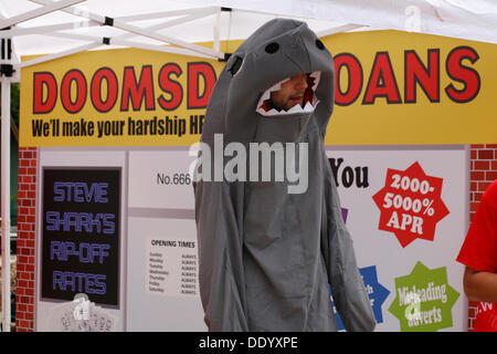 Bournemouth, Regno Unito il 9 settembre 2013. Un 'pop up doomsday payday loan shop' è impostato a Bournemouth Square a coincidere con le ultime unite figure sulla quantità di persone sono il ricorso al prestito per ottenere attraverso il mese; secondo come riferito ha un nuovo sondaggio rivela la quantità di denaro che premuto duro unire gli Stati membri devono prendere in prestito ogni mese per far quadrare il bilancio è triplicato dal 2012 a £660. Foto Stock