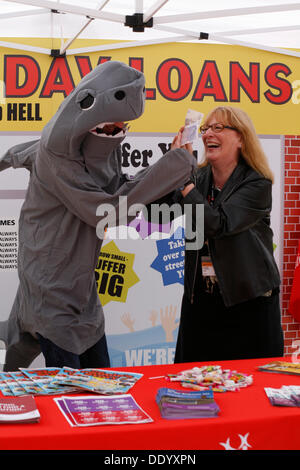 Bournemouth, Regno Unito il 9 settembre 2013. Un 'pop up doomsday payday loan shop' è impostato a Bournemouth Square a coincidere con le ultime unite figure sulla quantità di persone sono il ricorso al prestito per ottenere attraverso il mese; secondo come riferito ha un nuovo sondaggio rivela la quantità di denaro che premuto duro unire gli Stati membri devono prendere in prestito ogni mese per far quadrare il bilancio è triplicato dal 2012 a £660. Foto Stock