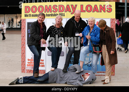 Bournemouth, Regno Unito il 9 settembre 2013. Un 'pop up doomsday payday loan shop' è impostato a Bournemouth Square a coincidere con le ultime unite figure sulla quantità di persone sono il ricorso al prestito per ottenere attraverso il mese; secondo come riferito ha un nuovo sondaggio rivela la quantità di denaro che premuto duro unire gli Stati membri devono prendere in prestito ogni mese per far quadrare il bilancio è triplicato dal 2012 a £660. Foto Stock