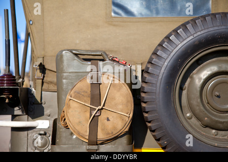 Dettagliate sul lato posteriore di esercito di jeep con pneumatico e bidone Foto Stock