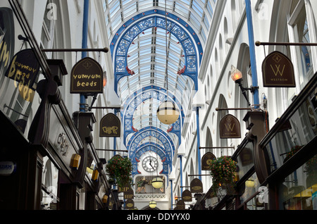 Thornton, Shopping Arcade, Leeds, South Yorkshire, Regno Unito Foto Stock