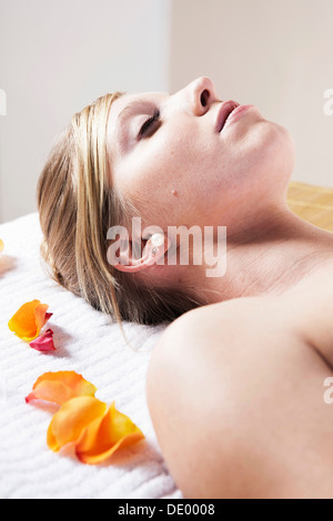Giovane donna rilassante sulla sua schiena Foto Stock