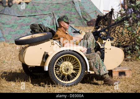 I veicoli militari e re-enactors in battaglia presso la vittoria mostra a Cosby Foto Stock