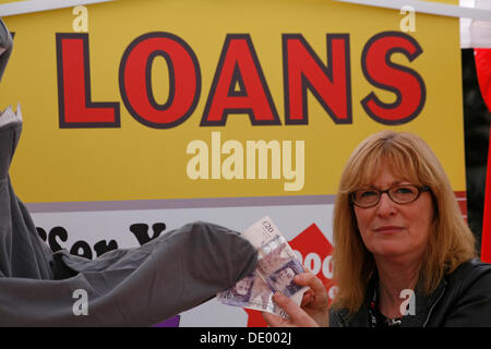 Bournemouth, Regno Unito il 9 settembre 2013. Un 'pop up doomsday payday loan shop' è impostato a Bournemouth Square a coincidere con le ultime unite figure sulla quantità di persone sono il ricorso al prestito per ottenere attraverso il mese; secondo come riferito ha un nuovo sondaggio rivela la quantità di denaro che premuto duro unire gli Stati membri devono prendere in prestito ogni mese per far quadrare il bilancio è triplicato dal 2012 a £660. Foto Stock