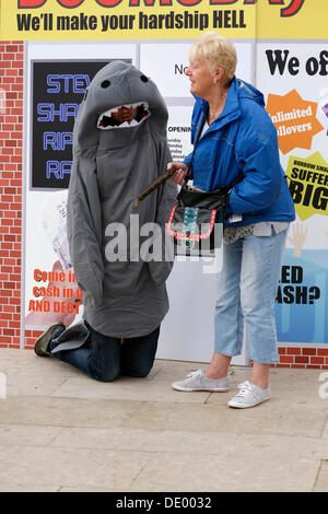 Bournemouth, Regno Unito il 9 settembre 2013. Un 'pop up doomsday payday loan shop' è impostato a Bournemouth Square a coincidere con le ultime unite figure sulla quantità di persone sono il ricorso al prestito per ottenere attraverso il mese; secondo come riferito ha un nuovo sondaggio rivela la quantità di denaro che premuto duro unire gli Stati membri devono prendere in prestito ogni mese per far quadrare il bilancio è triplicato dal 2012 a £660. Foto Stock