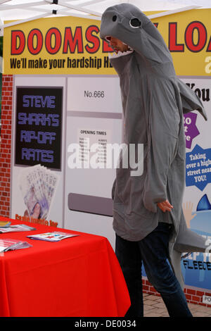 Bournemouth, Regno Unito il 9 settembre 2013. Un 'pop up doomsday payday loan shop' è impostato a Bournemouth Square a coincidere con le ultime unite figure sulla quantità di persone sono il ricorso al prestito per ottenere attraverso il mese; secondo come riferito ha un nuovo sondaggio rivela la quantità di denaro che premuto duro unire gli Stati membri devono prendere in prestito ogni mese per far quadrare il bilancio è triplicato dal 2012 a £660. Foto Stock