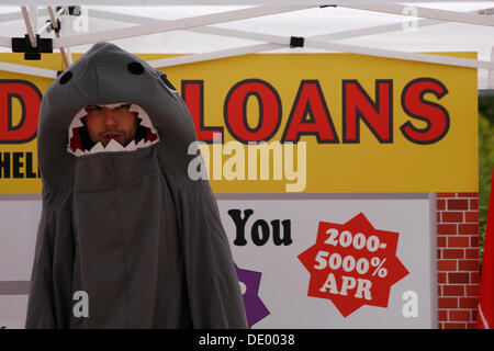 Bournemouth, Regno Unito il 9 settembre 2013. Un 'pop up doomsday payday loan shop' è impostato a Bournemouth Square a coincidere con le ultime unite figure sulla quantità di persone sono il ricorso al prestito per ottenere attraverso il mese; secondo come riferito ha un nuovo sondaggio rivela la quantità di denaro che premuto duro unire gli Stati membri devono prendere in prestito ogni mese per far quadrare il bilancio è triplicato dal 2012 a £660. Foto Stock