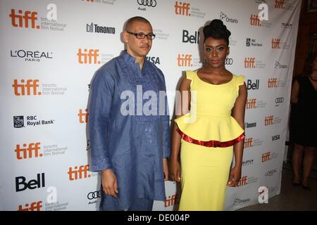 Toronto, Canda. 8 Sep, 2013. Autore nigeriana Chimamanda Ngozi Adichie (R) e valutazione partecipare alla premiere di metà di un sole giallo' durante la trentottesima annuale di Toronto International Film Festival aka TIFF a Elgin Theatre di Toronto in Canada il 08 settembre 2013. Foto: Hubert Boesl/dpa/Alamy Live News Foto Stock