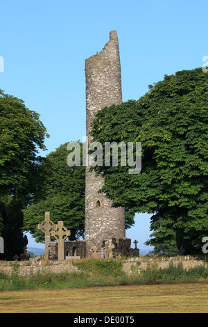 La torre circolare, la Croce Ovest (alta Croce) e la Croce del Nord a Monasterboice (Contea di Louth, Irlanda Foto Stock