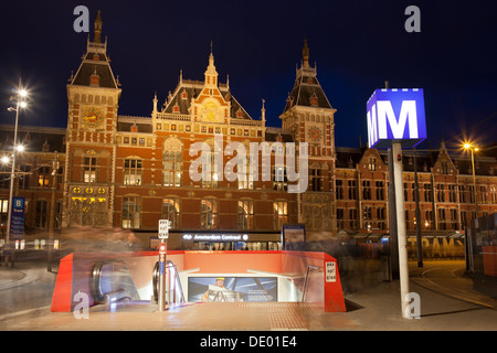 Amsterdam Stazione Centrale e l'entrata della metropolitana di notte in Olanda, Paesi Bassi Foto Stock