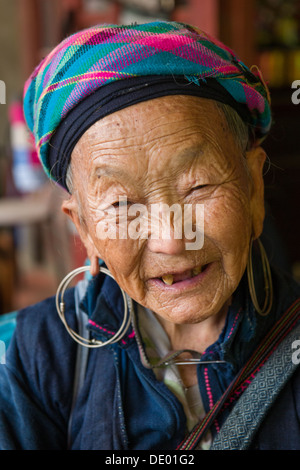 Vecchia donna Hmong con grandi orecchini e una stropicciata, foderati volto sorridente, Ta Van Village, vicino a SAPA, Vietnam Foto Stock