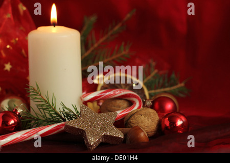 Le candele e le decorazioni di Natale. Foto Stock