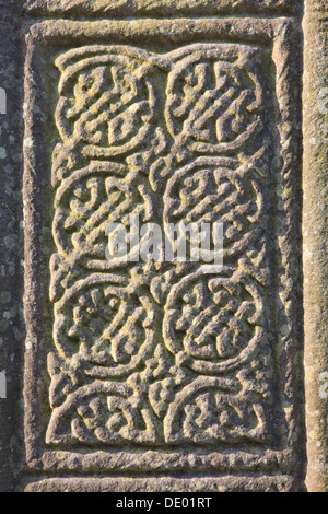 Celtic decorazioni sul lato della croce di Muiredach a Monasterboice, Irlanda Foto Stock