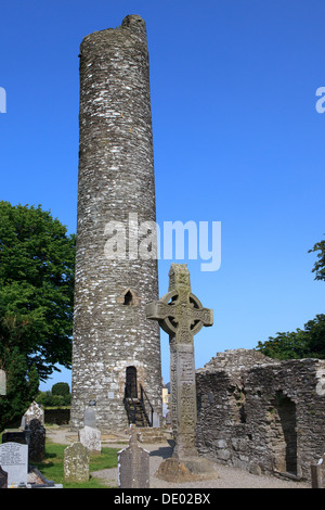 La torre circolare e la Croce Ovest (alta Croce) a Monasterboice, Irlanda Foto Stock