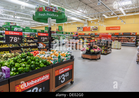 Produrre dipartimento visualizza la frutta e verdura a Walmart shopping centre in Biloxi Mississippi Foto Stock