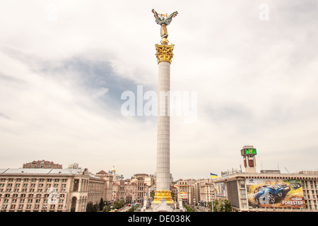 Stella con colonna a piazza Indipendenza a Kiev Foto Stock