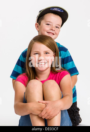 Ritratto in studio di fratelli, cinque anno vecchio ragazzo e ragazza di 10 anni Foto Stock