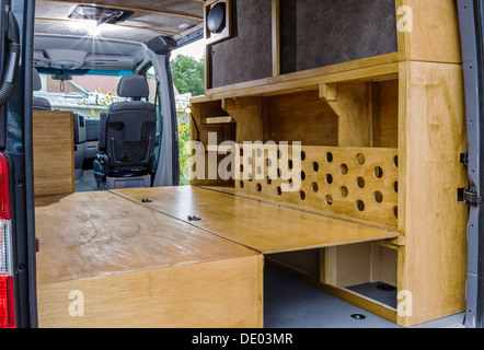 Vista interna di Mercedes-Benz Sprinter cargo FURGONE 2500, essendo personalizzati come un camper Foto Stock