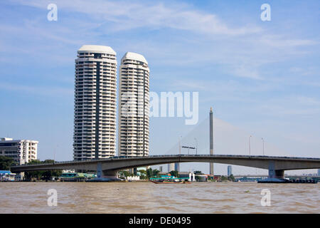 Phra Pin-klao ponte che attraversa il fiume Chao Phraya, Bangkok, Thailandia, Asia Foto Stock