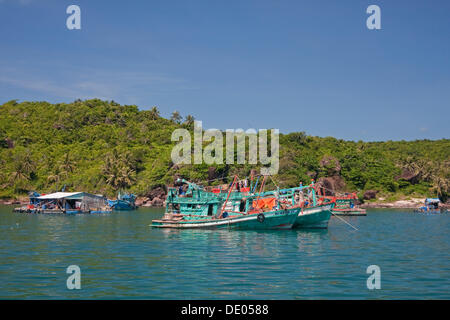 Barche da pesca al largo dell'isola di Phu Quoc, Vietnam Asia Foto Stock