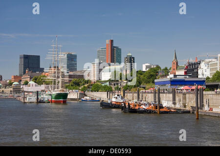 Amburgo è il porto al St. Pauli Landungsbruecken ponti di sbarco, Amburgo Foto Stock