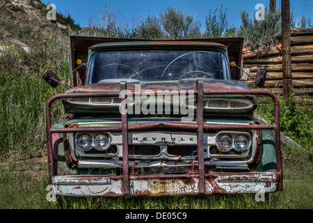 Vecchio, abbandonati, arrugginimento Chevrolet coal mining dumb carrello. Bistrattato & ben utilizzati nella miniera di carbone in Alberta Badlands, vicino Drumheller Foto Stock