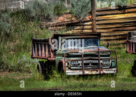 Vecchio, abbandonati, arrugginimento Chevrolet coal mining dumb carrello. Bistrattato & ben utilizzati nella miniera di carbone in Alberta Badlands, vicino Drumheller Foto Stock