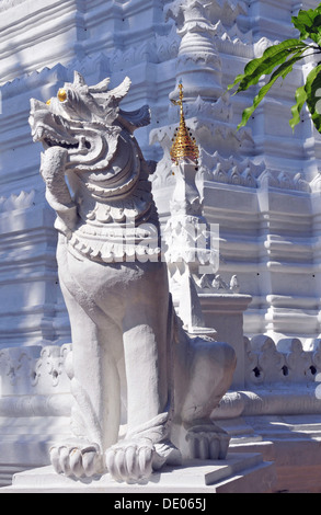 Leone in marmo, Wat Suan Dok, tempio di Chiang Mai, Thailandia, Asia PublicGround Foto Stock