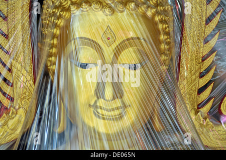Statua di Buddha ricoperta con foglio di plastica, prodotti in una piccola fabbrica, Bamrung Muang Road, Bangkok, Thailandia, Asia PublicGround Foto Stock